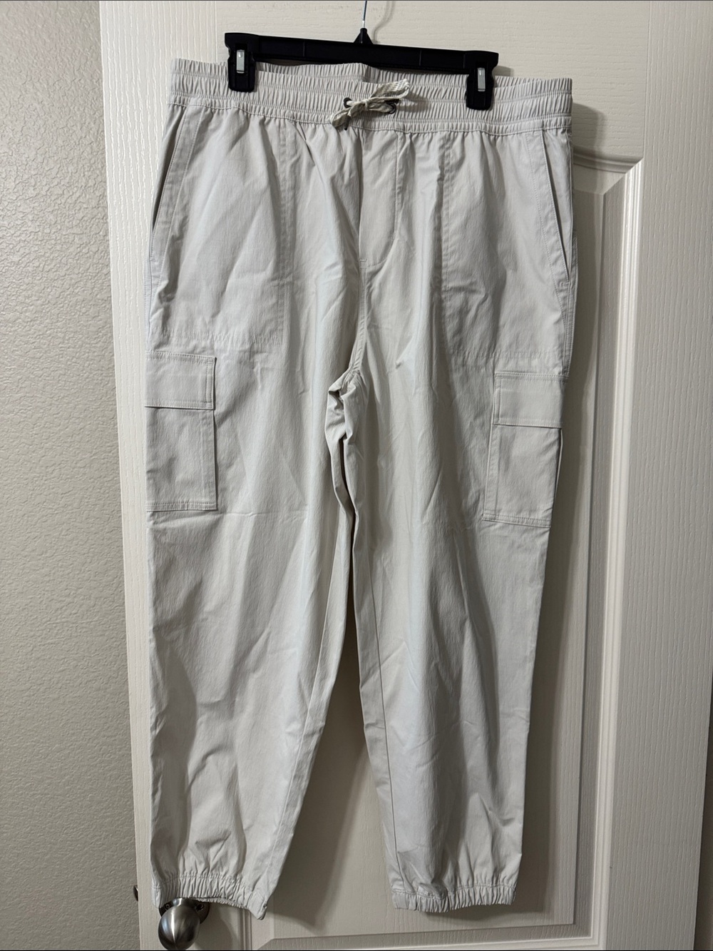 Vuori Women's Light Gray/White Cargo Joggers